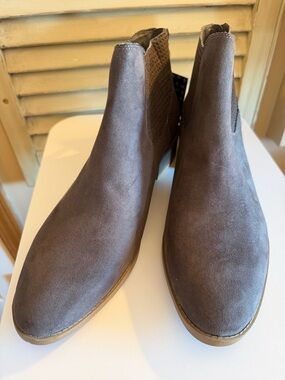 DV woman’s Chukka Boots in Gray Suede